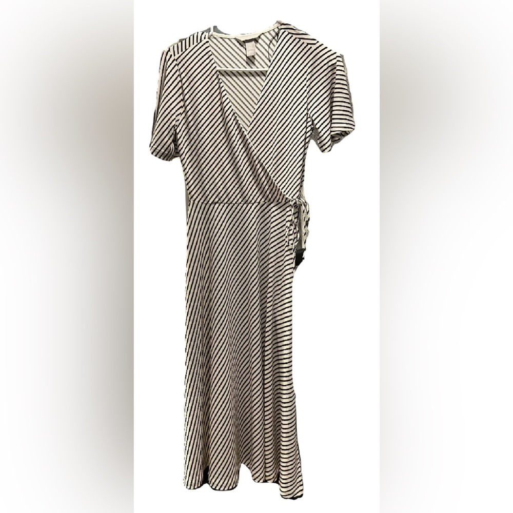 Black and white striped H&M wrap dress, like new never worn, smoke free home